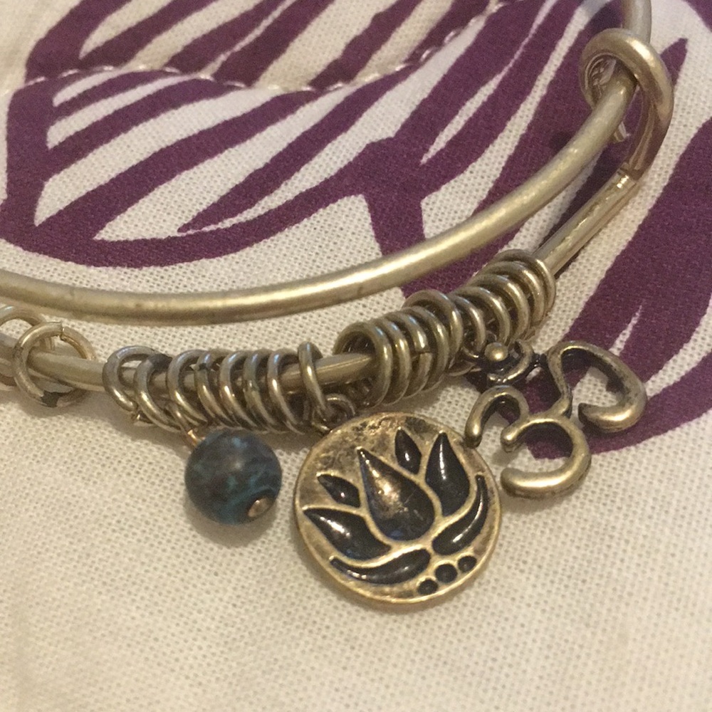Two gold bangles - Picture 2 of 4